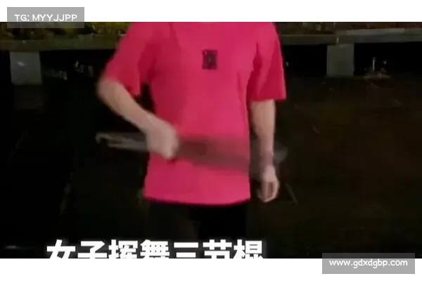 飒爽英姿挥三节棍展中华武术风采巾帼英雄力拔山河 飒爽英姿挥三节棍展中华武术风采巾帼英雄力拔山河